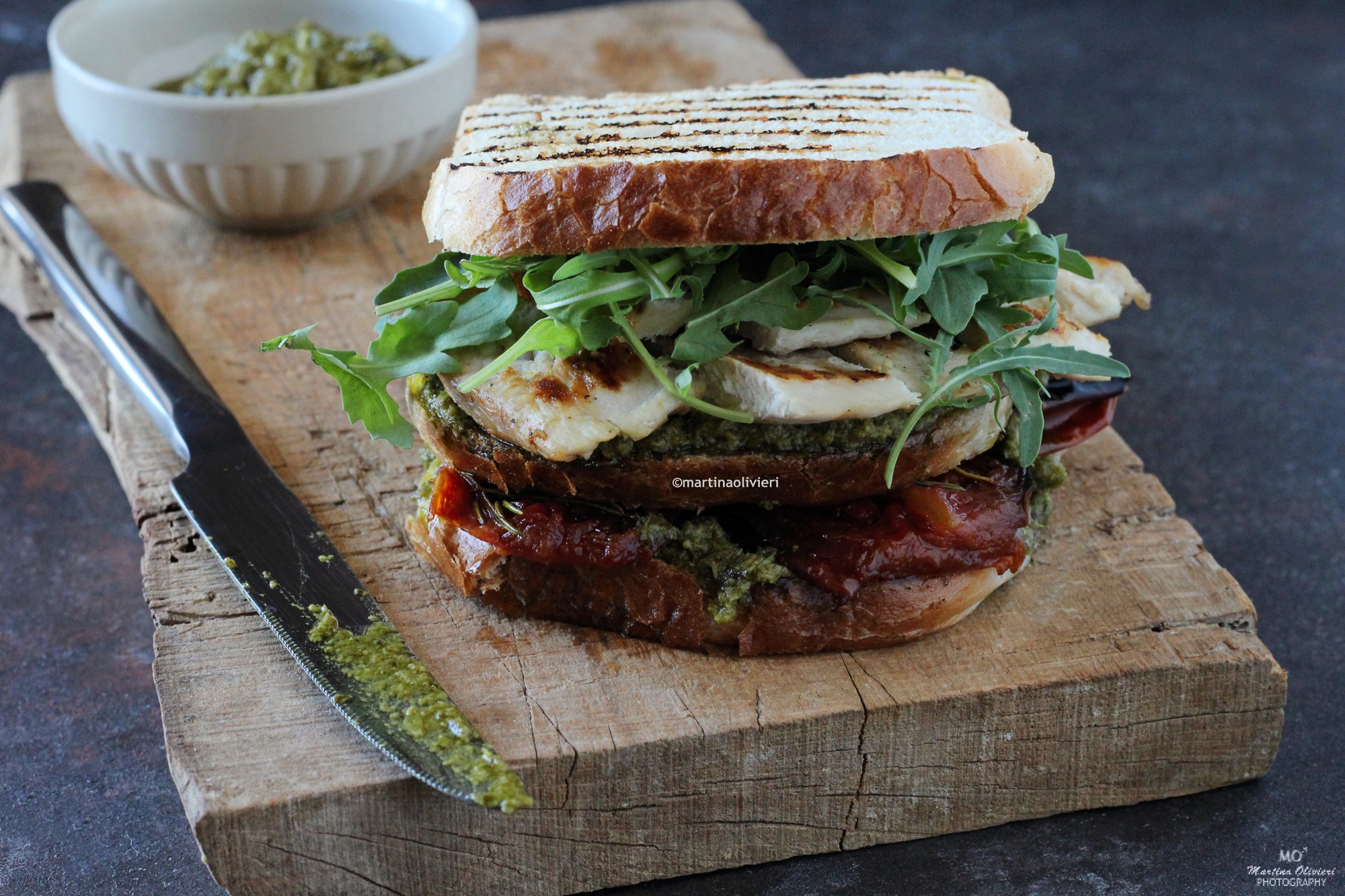 Sandwich mit Hähnchen, Pesto und gerösteten Tomaten