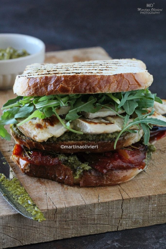 Sandwich mit Hähnchen, Pesto und gerösteten Tomaten