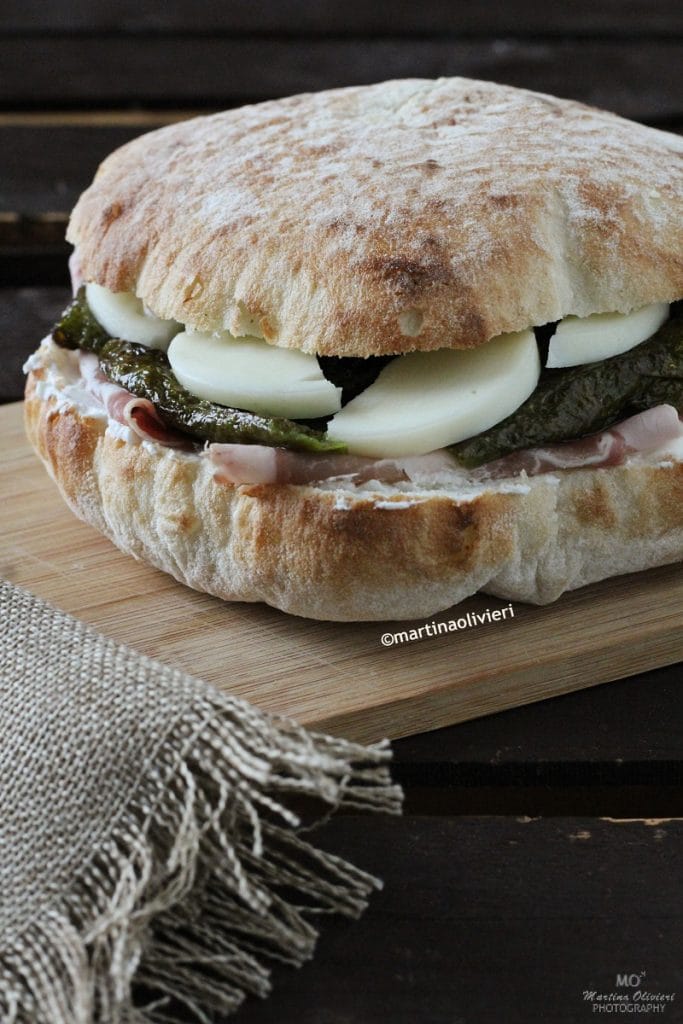 Sandwich mit Schweinelende, Käse und Paprikaschoten