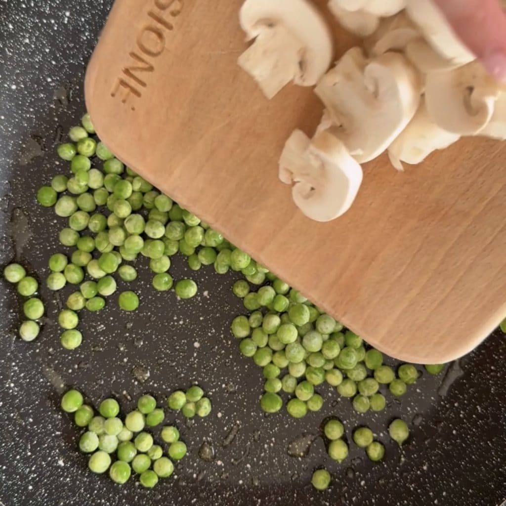 Schnitzel mit Pilzen und Erbsen