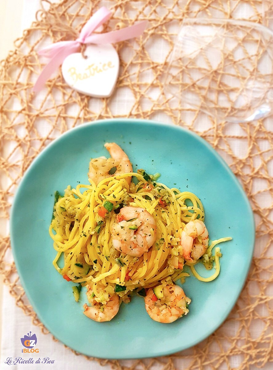 Chitarra mit Garnelen und Zucchini