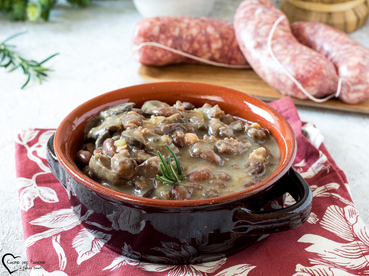 SUPPE AUS BOHNEN, WÜRSTCHEN UND PILZEN