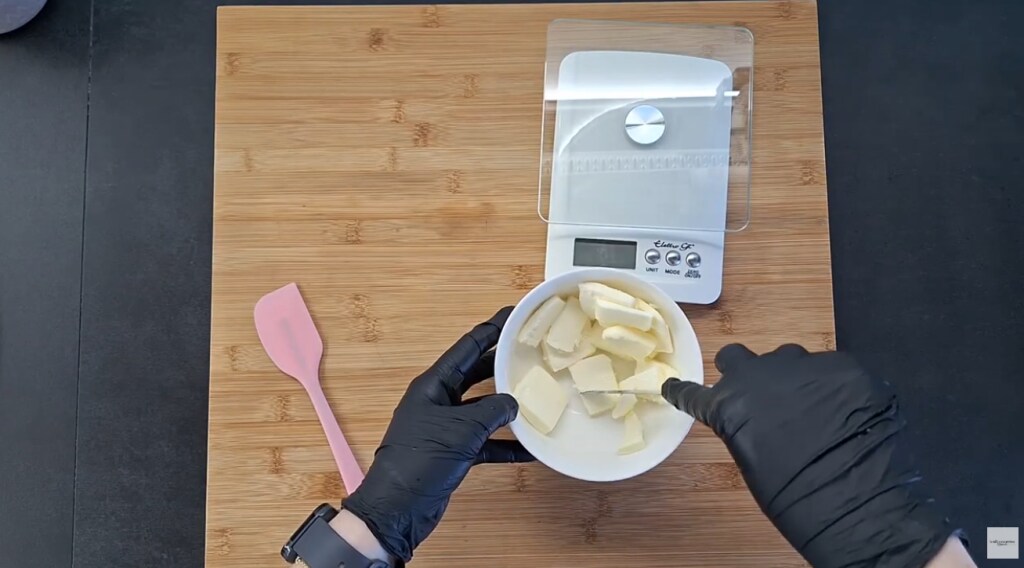 Schneide die Butter in Stücke