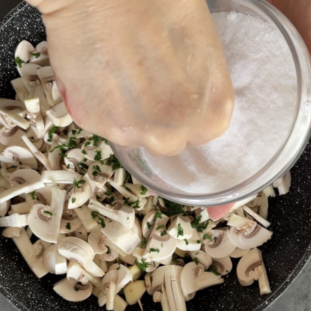 Tagliatelle mit würstchen und pilzen