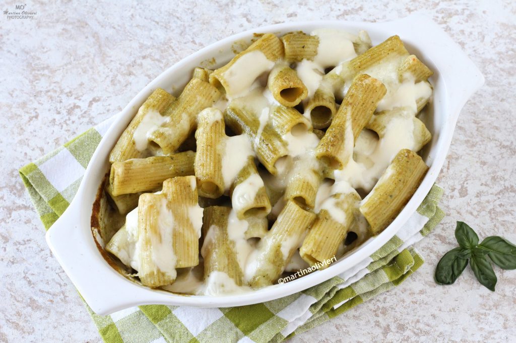 Überbackene Nudeln mit Pesto und Béchamel