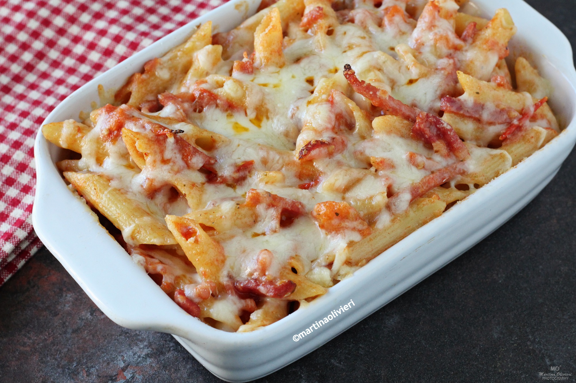 Überbackene Nudeln mit Tomaten, Speck und Mozzarella