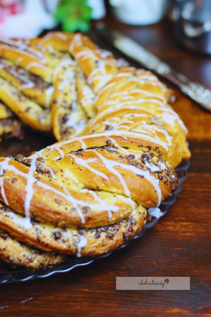 Weicher geflochtener Kuchen mit Sauerteig und Schokoladenstückchen