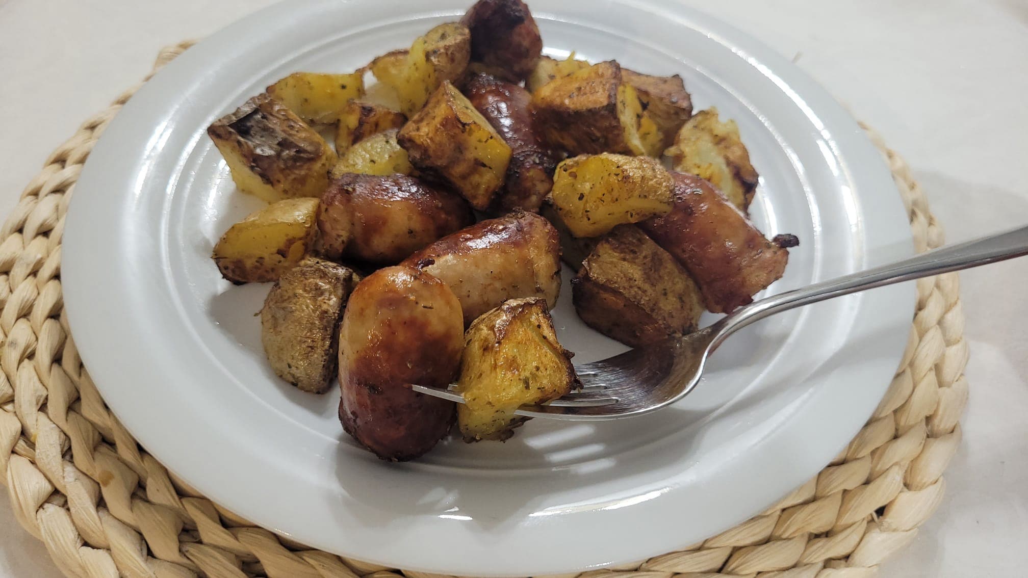 Wurst und Kartoffeln in der Heißluftfritteuse