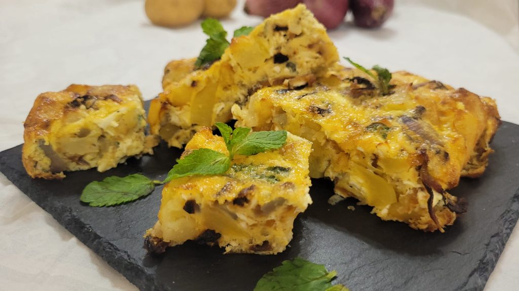 Kartoffel- und Tropea-Zwiebel-Omelett im Heißluftfritteuse