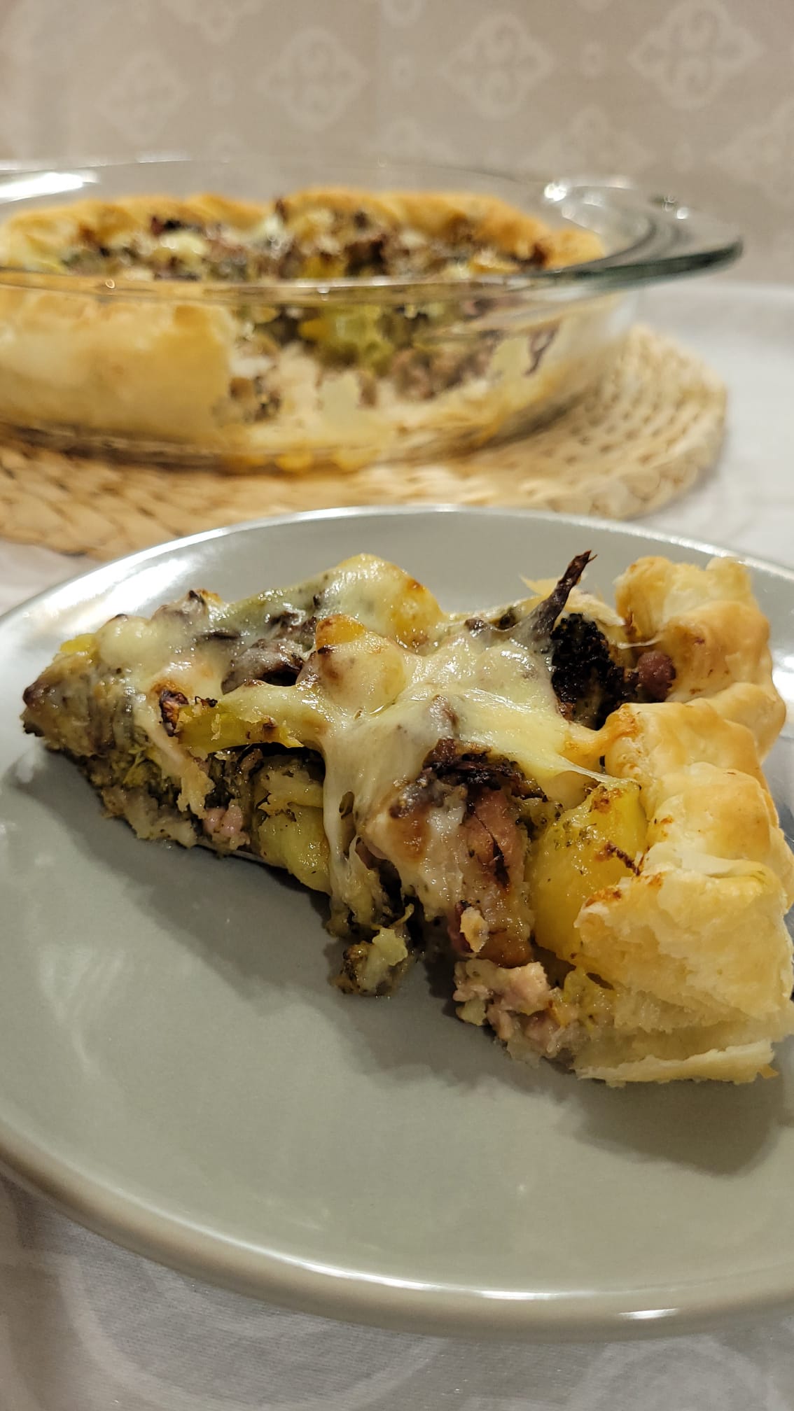 Herzhafte Torte mit Kartoffeln, Brokkoli und Wurst in der Heißluftfritteuse