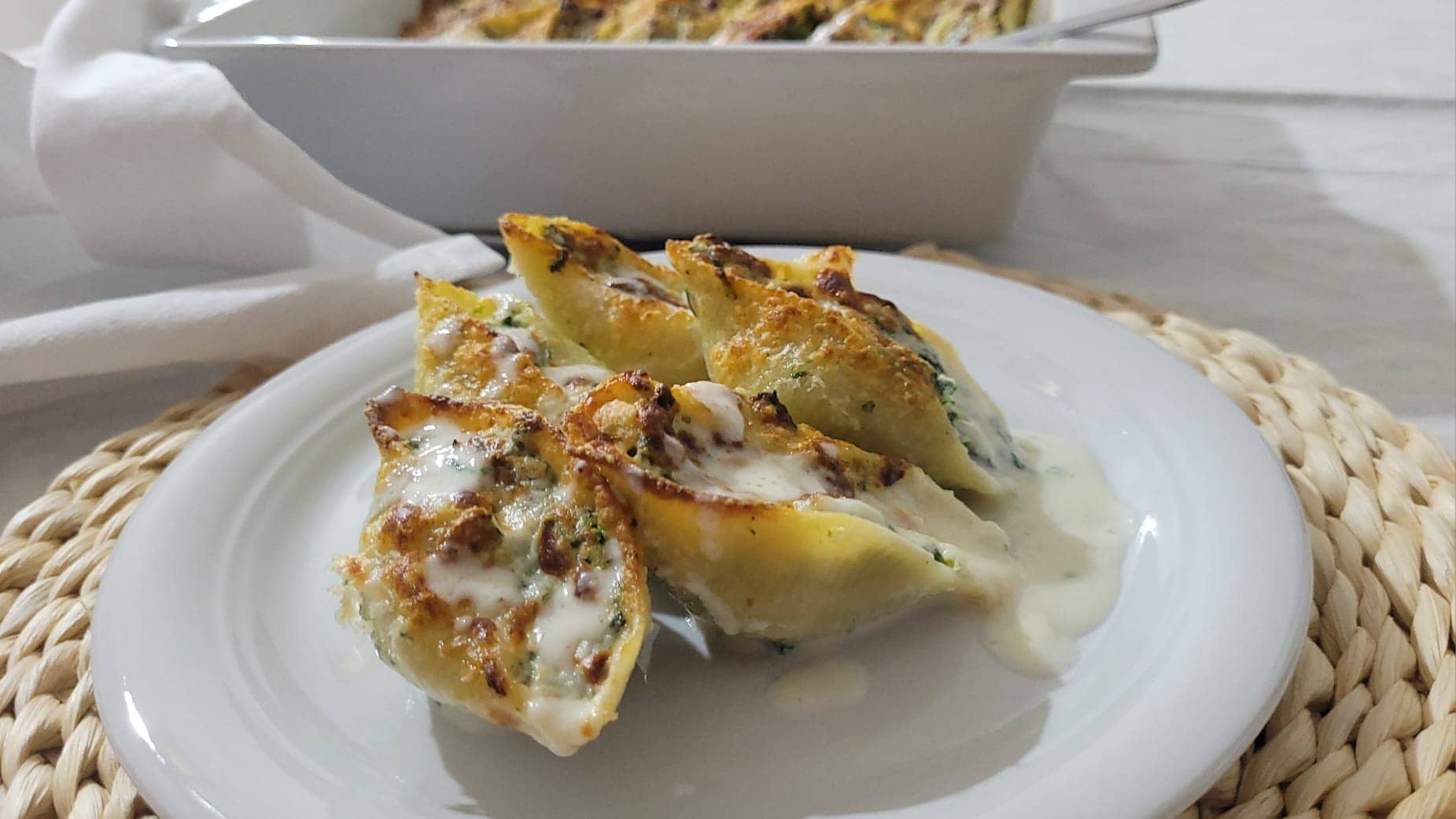 Gefüllte Conchiglioni mit Ricotta und Spinat mit Pecorino-Creme