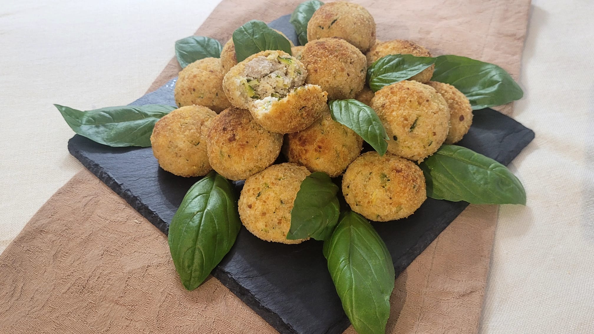 Ricotta-Bällchen mit Thunfisch und Zucchini in der Heißluftfritteuse