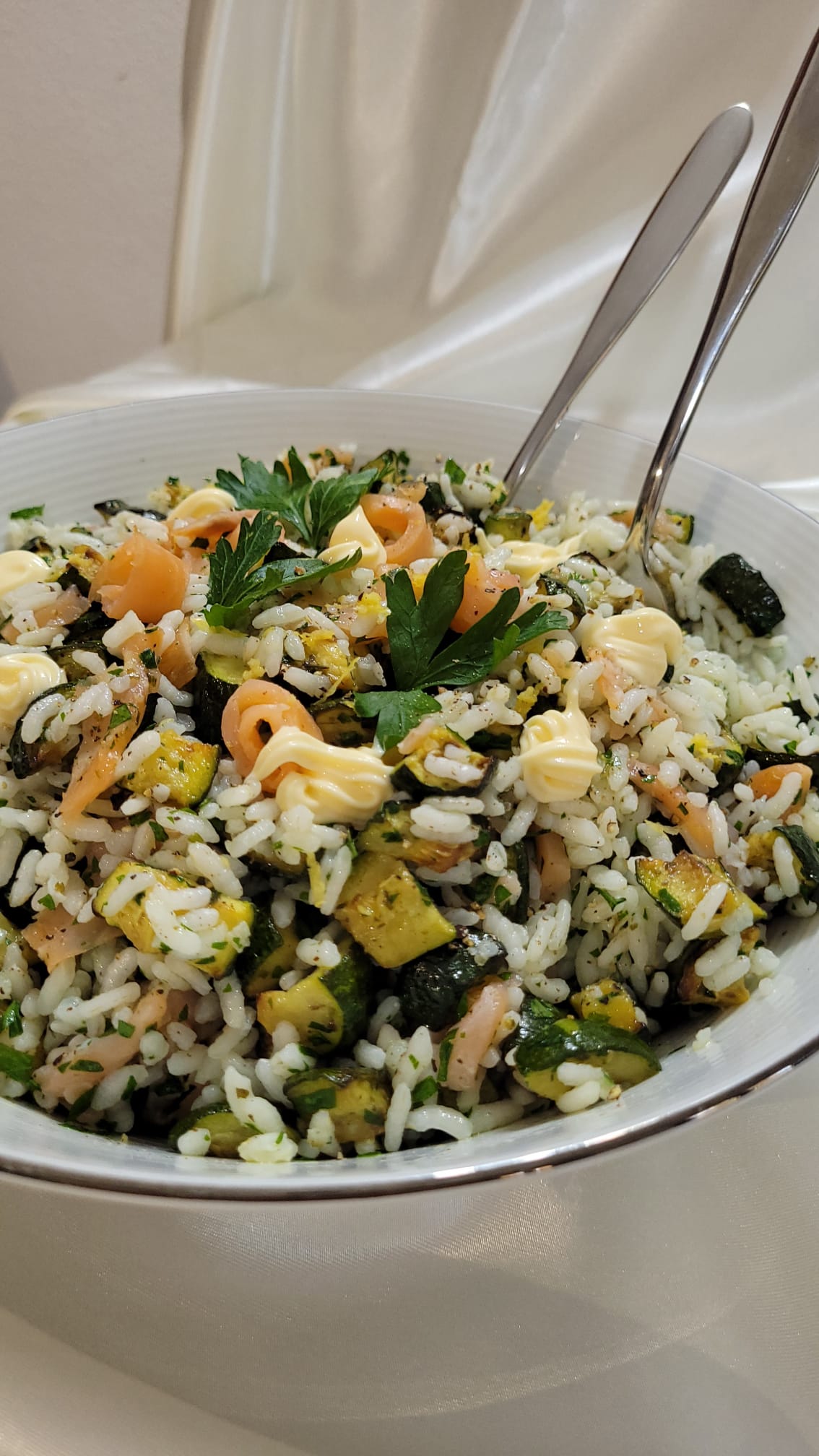 Reissalat mit Lachs und Zucchini im Heißluftfritteuse