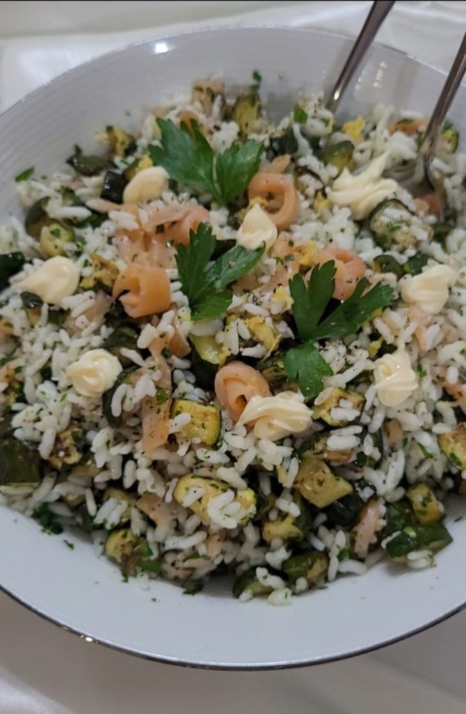 Reissalat mit Lachs und Zucchini im Heißluftfritteuse