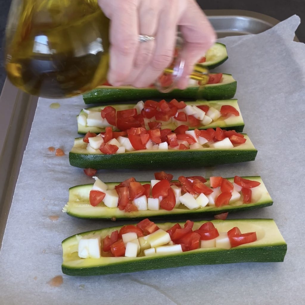 Zucchini mit Kirschtomaten und Käse
