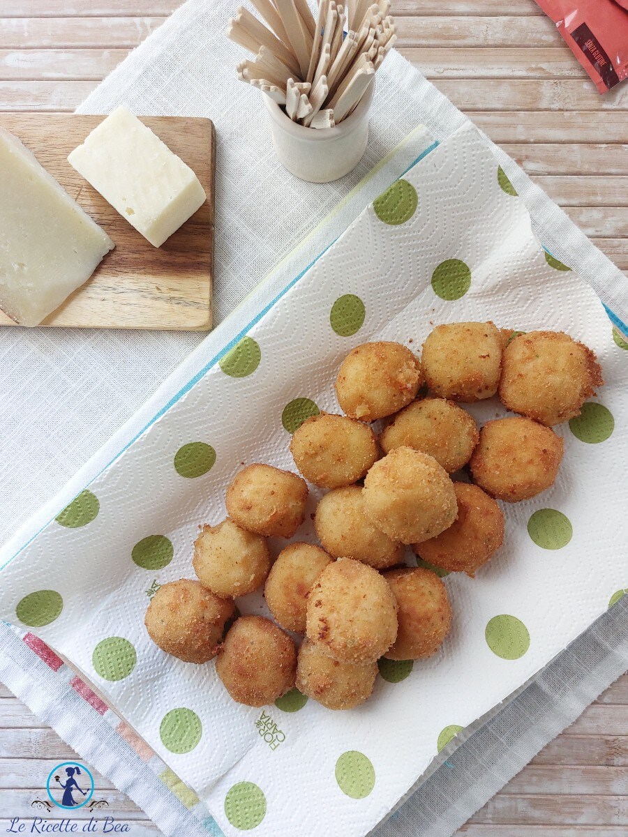 Frittierte Kartoffel-Käse-Bällchen