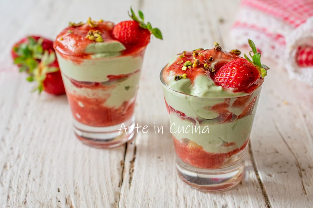 Becher mit Erdbeeren und Pistazien im Joghurt