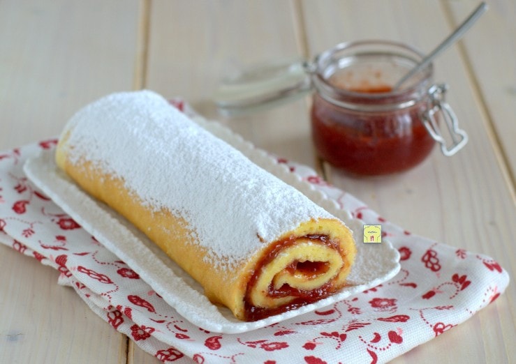 Biskuitrolle mit Marmelade