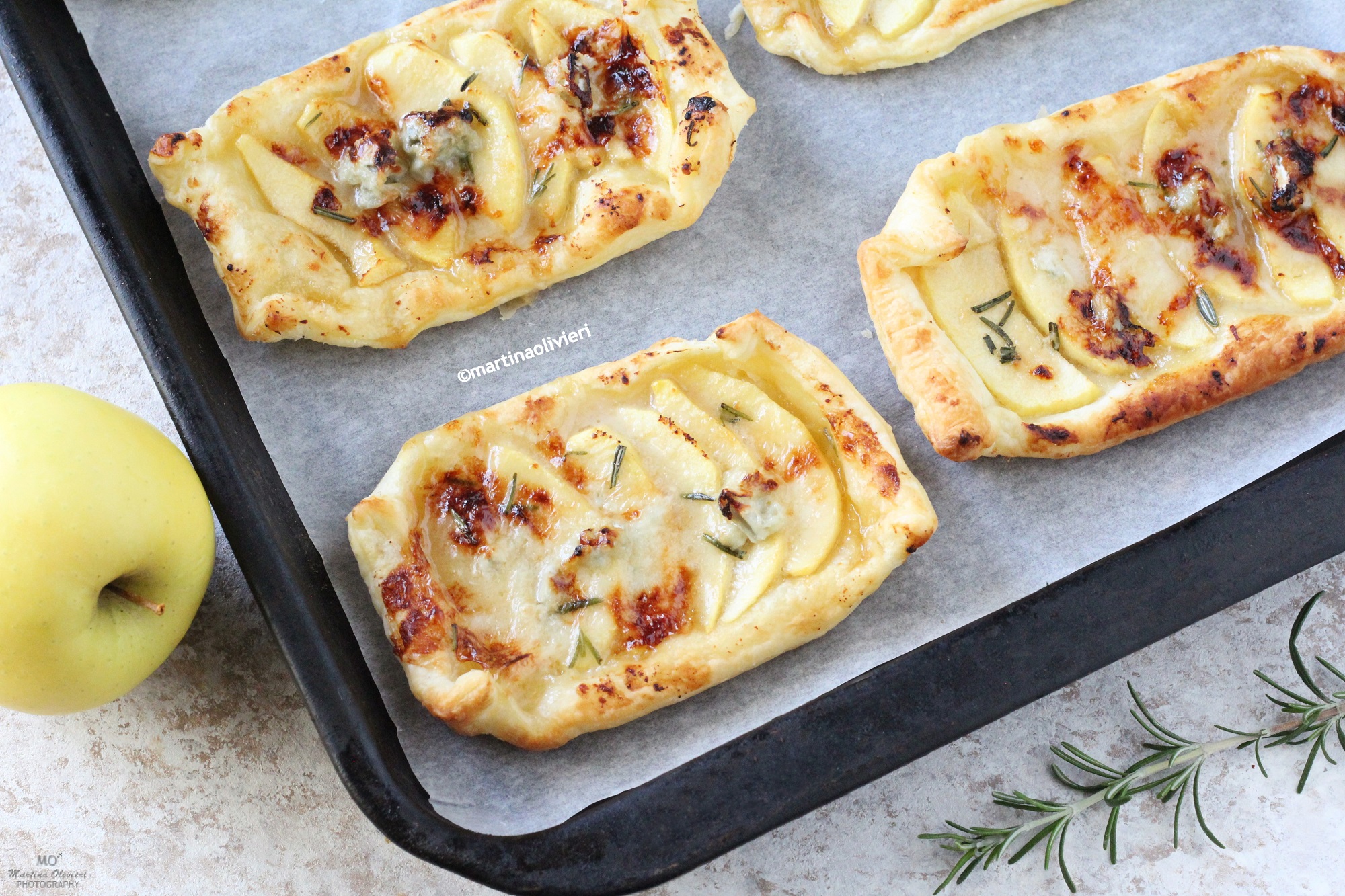 Blätterteig mit Äpfeln und Gorgonzola