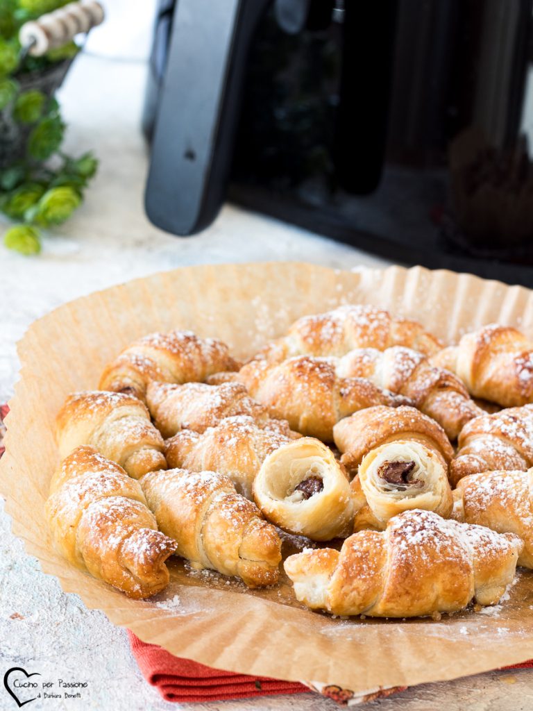 Blätterteighörnchen mit Nutella in der Luftfritteuse