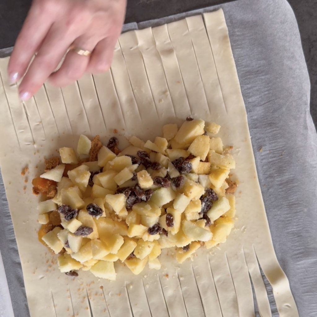 blätterteigrolle mit äpfeln und marmelade