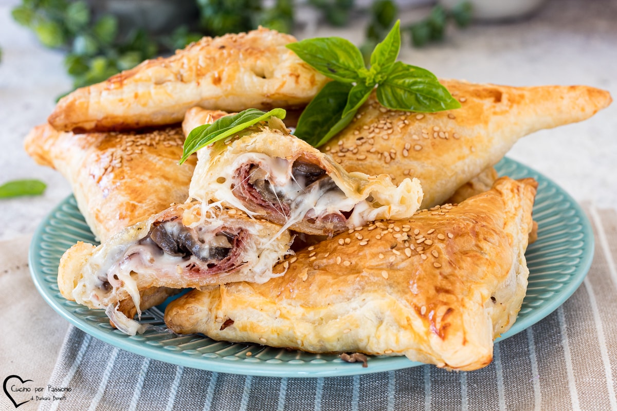 BLÄTTERTEIGTASCHEN MIT PILZEN und Speck