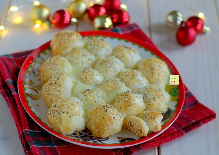 Blätterteigbaum mit Mozzarellakugeln