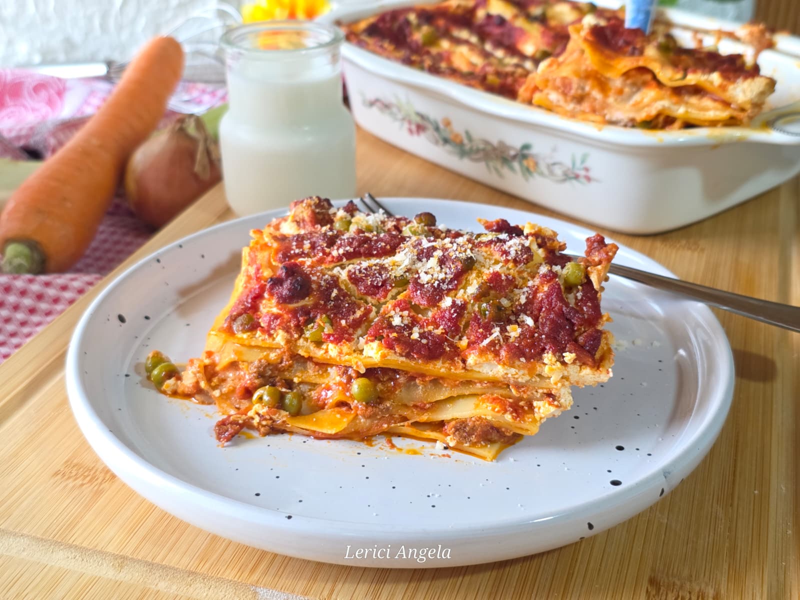 Reiche Lasagne mit Ragù und Erbsen