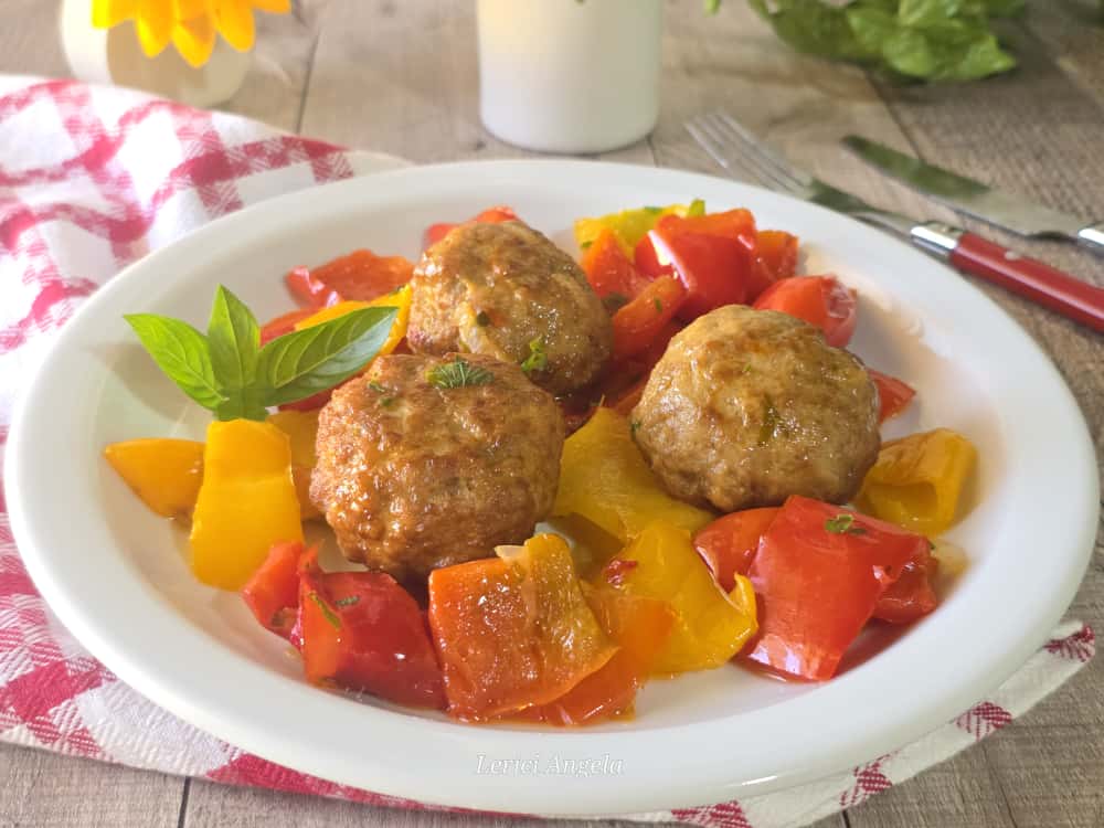 Frikadellen in der Pfanne mit geschmorten Paprika