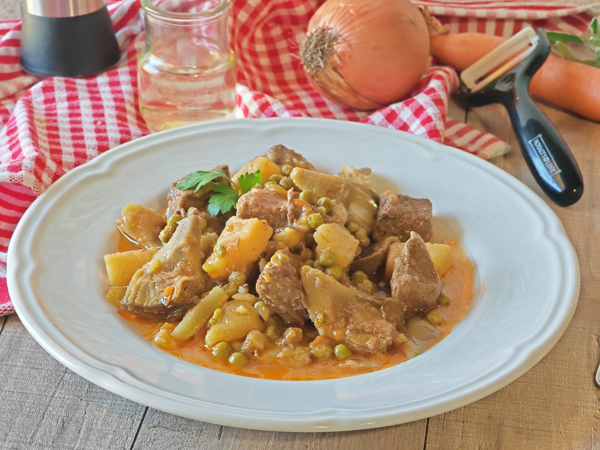 Rinderragout mit Erbsen und Artischocken