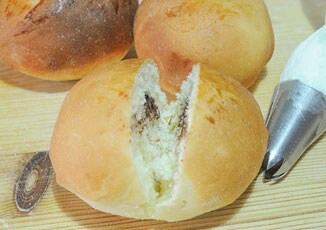 BRIOCHE MIT SAHNE UND SCHOKOLADE