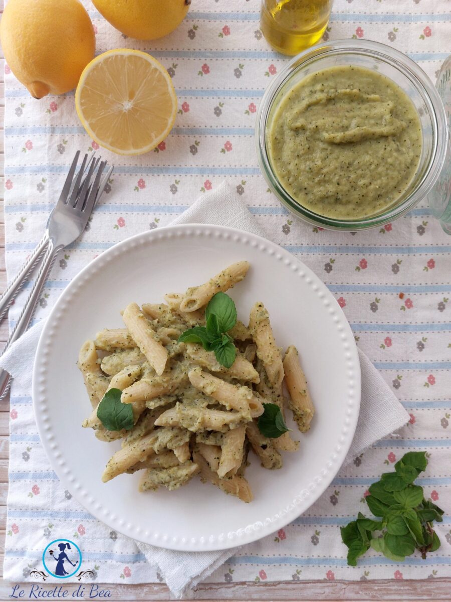 Pasta mit Zucchini, Minze und Zitrone
