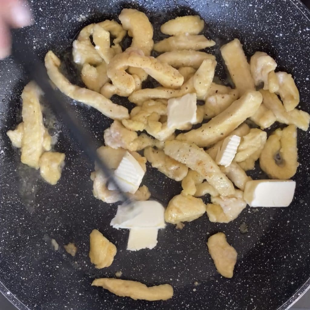 cremige Hähnchenstreifen in Milchsauce