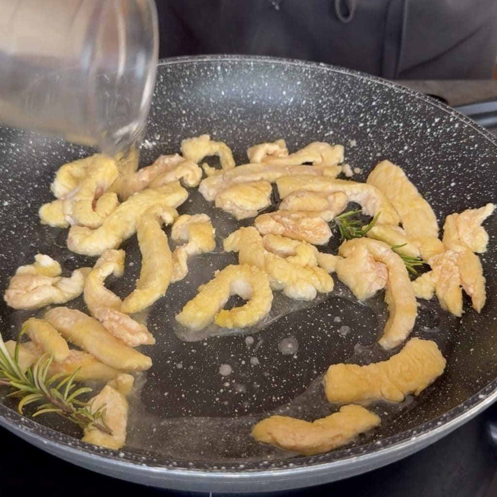 cremige Hähnchenstreifen in Milchsauce