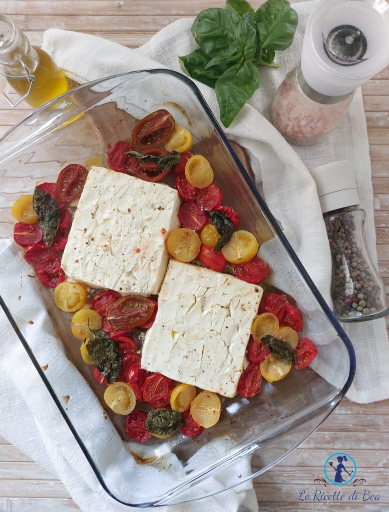 im Ofen gebackener Feta mit bunten Kirschtomaten