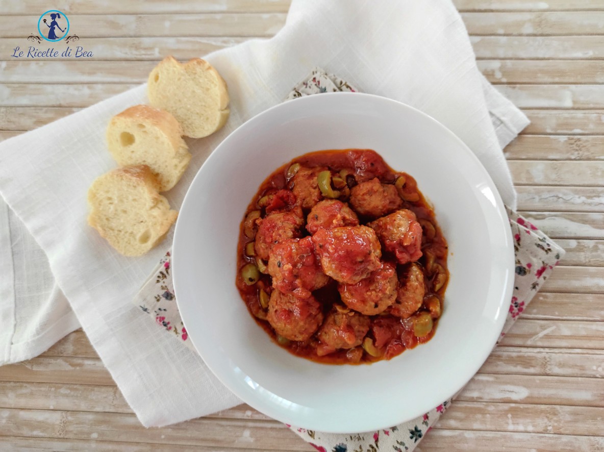 Fleischbällchen in Sauce mit Oliven