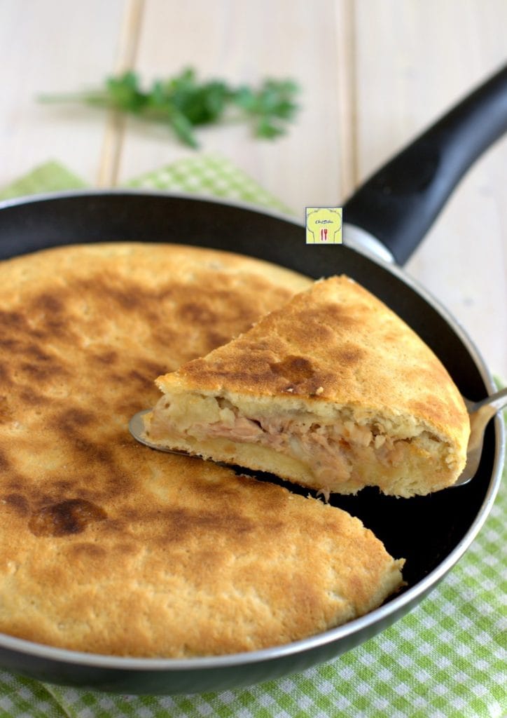 Focaccia mit Thunfisch und Mozzarella in der Pfanne gp