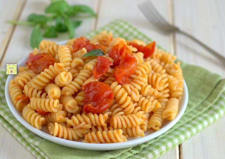 Fusilli mit geschälten Tomaten