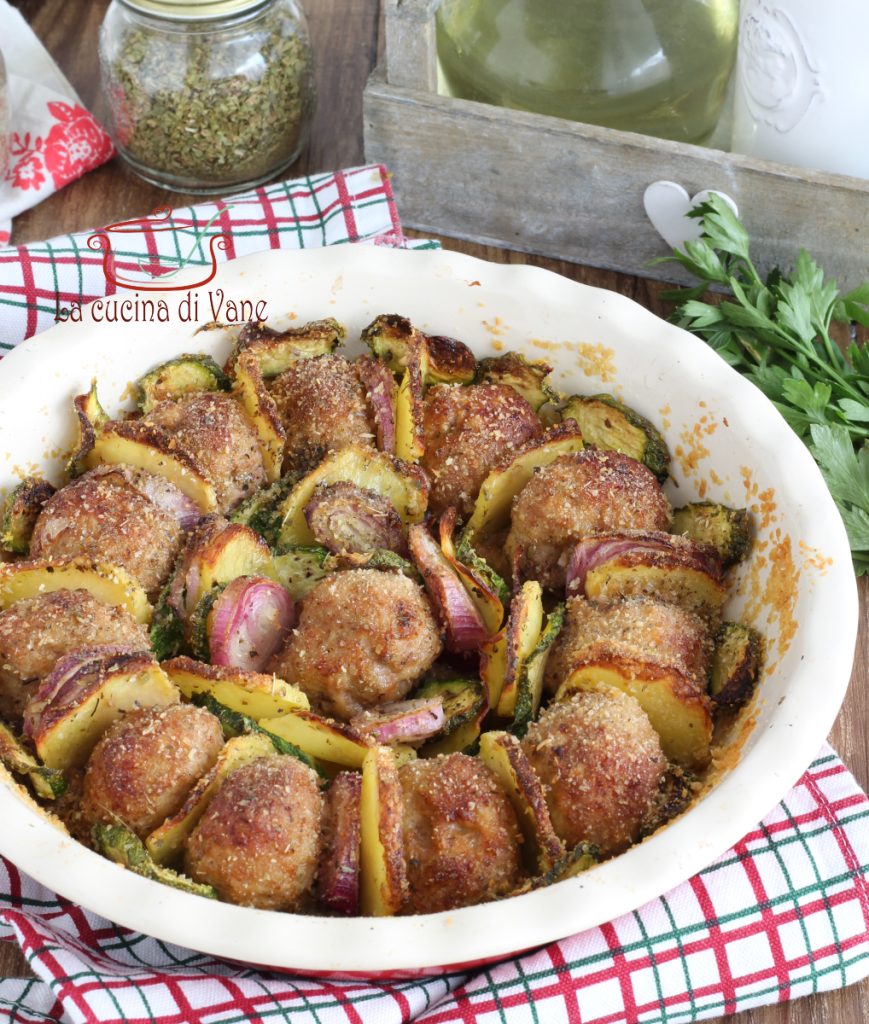 gebackene würstchen kartoffeln und zucchini.
