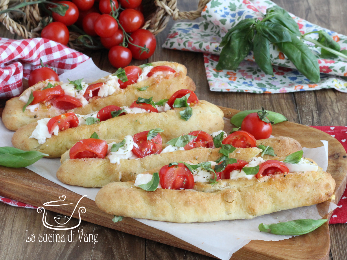 Gefüllte Pizzaschiffchen mit Tomaten und Mozzarella