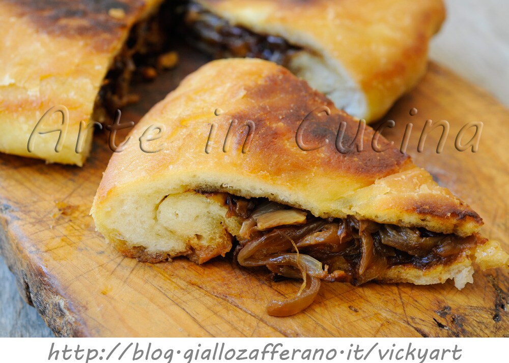 Gefüllte Focaccia mit Zwiebeln in der Pfanne einfaches Rezept