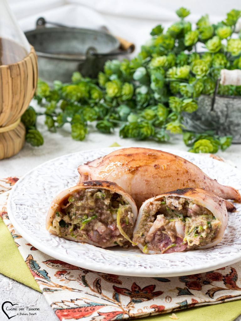 gefüllte kalamari in der pfanne in weiß