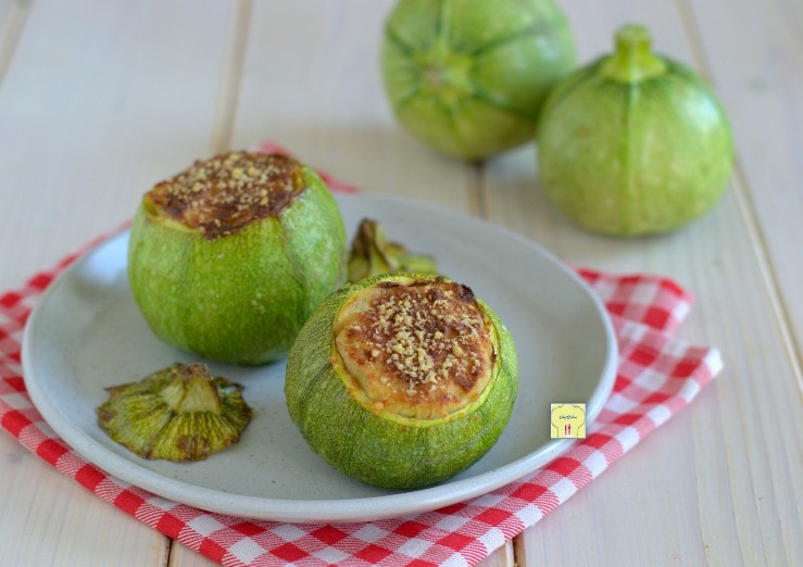 Gefüllte runde Zucchini in der Heißluftfritteuse