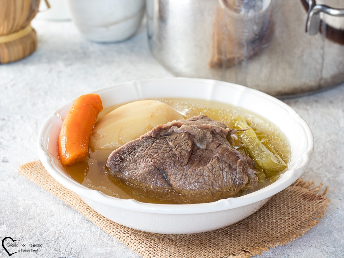 GEKOCHTES FLEISCH IM SCHNELLKOCHTOPF