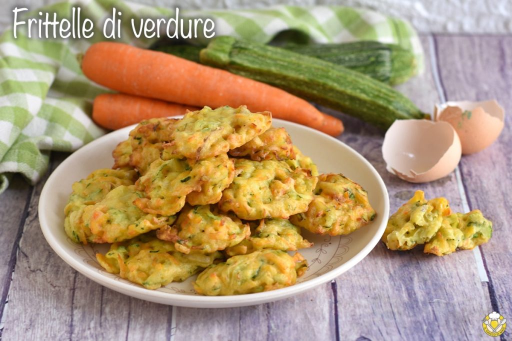 Gemüsepuffer mit Löffel zubereitet mit gemischtem geriebenem Gemüse Karotten Zucchini Zwiebel auch glutenfrei il chicco di mais