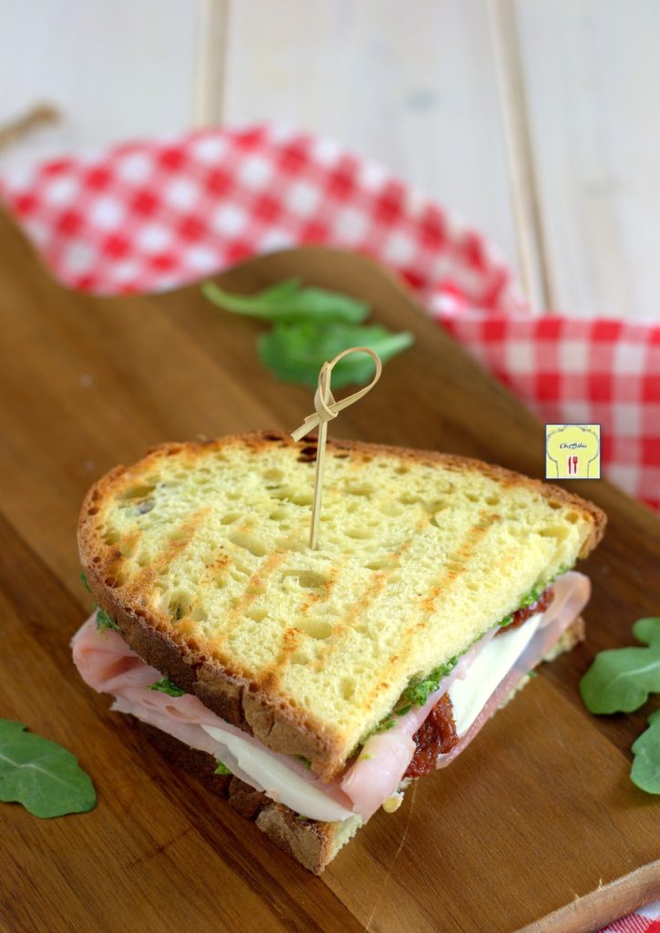 gourmet-sandwich mit schinken und getrockneten tomaten gp