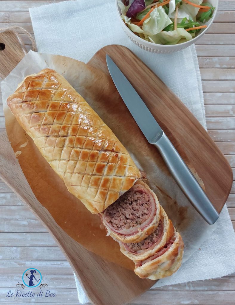 Hackbraten im Blätterteig mit Speck