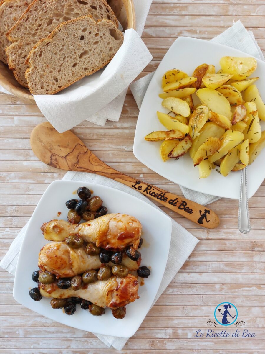 Hähnchenschenkel mit Oliven in der Pfanne