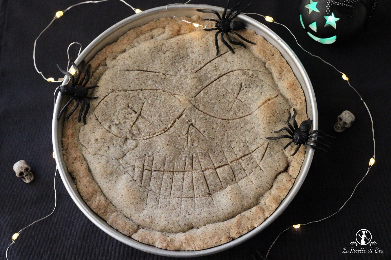 Halloween-Kuchen Jack Skellington mit Puddingcreme und Amarena-Kirschen