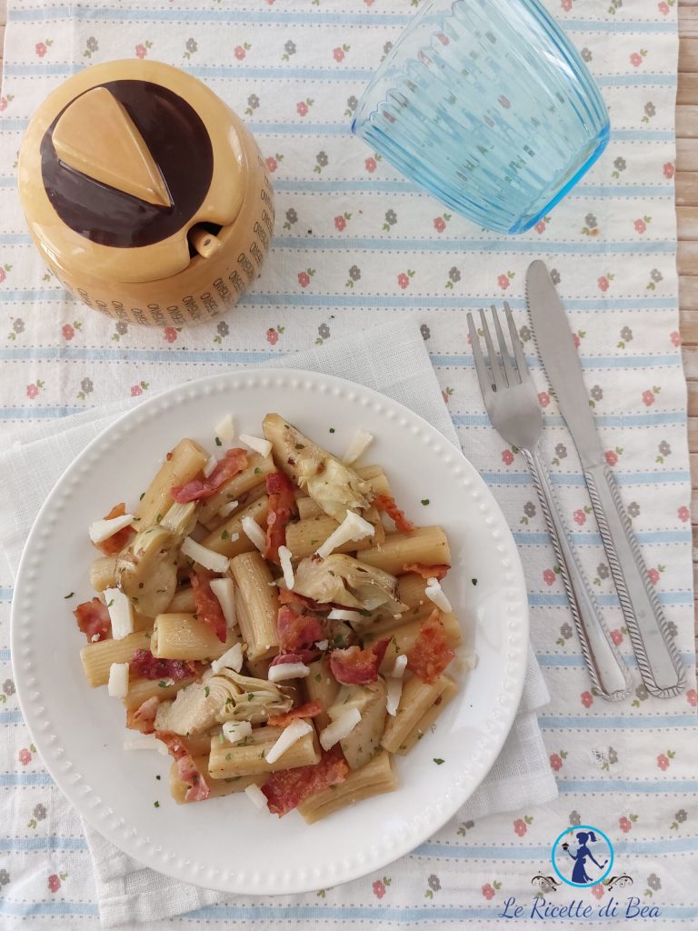 Hauptgericht mit Speck und Artischocken